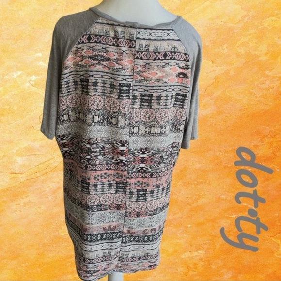 Women's Patterned Gray and Pink Top w/ 🦋 embroidery - Picture 9 of 11